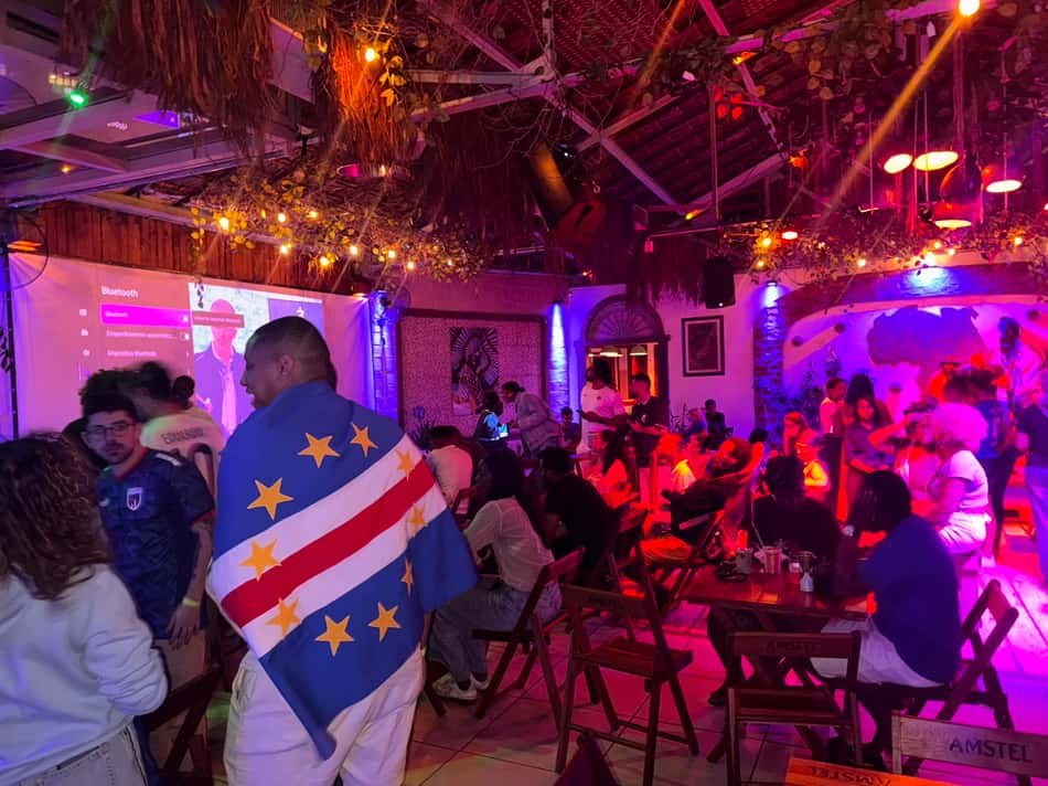 Torcida do Cabo Verde reunida em bar do Rio de Janeiro