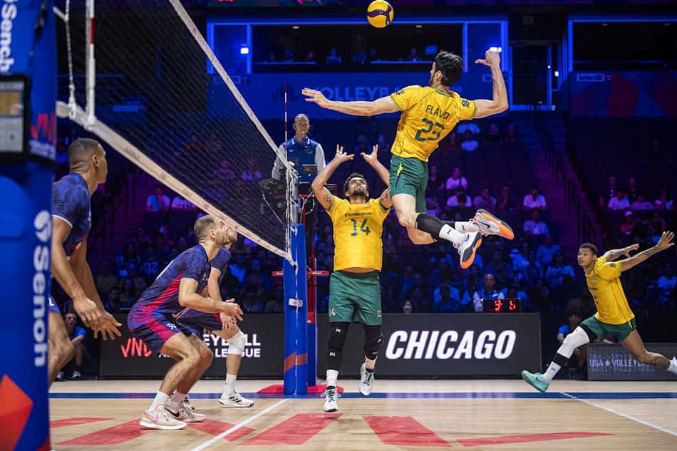 No ar, Flávio realiza movimento de ataque após levantamento de Cachopa em Brasil x França pela VNL 2026