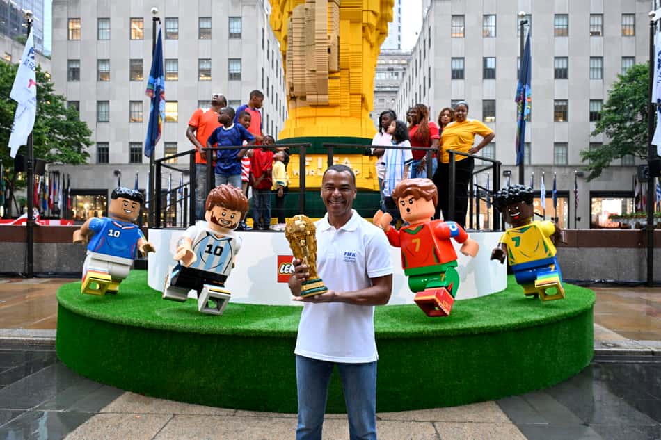 A lenda do futebol Cafu junta-se aos fãs enquanto o Grupo LEGO revela o maior troféu da Copa do Mundo da FIFA™ do mundo na cidade de Nova Iorque