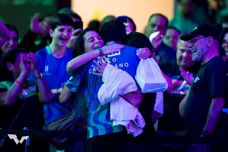 Hugo Calderano abraça familiares após título do WTT Star Contender de São José dos Campos