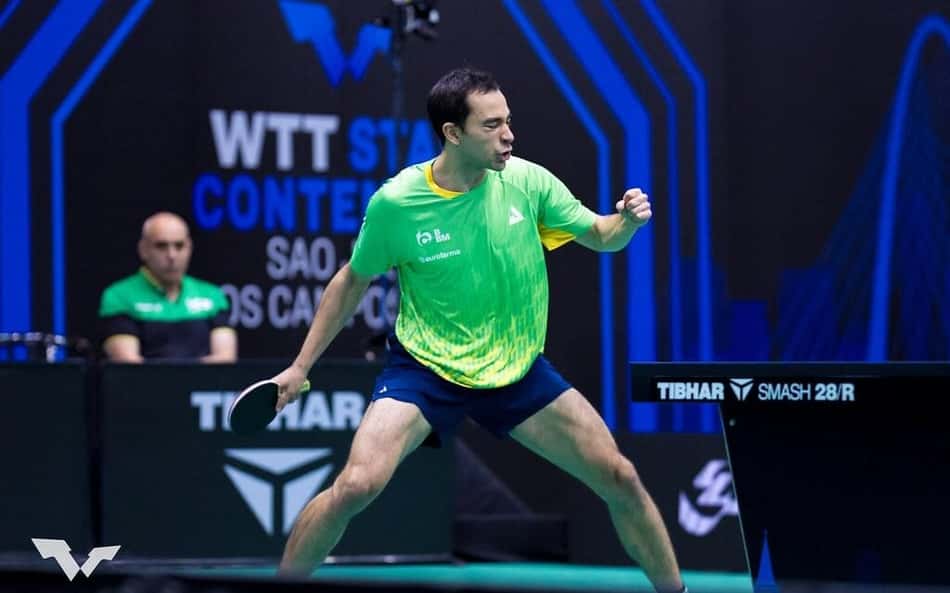 Hugo Calderano comemora durante partida do WTT Star Contender de São José dos Campos