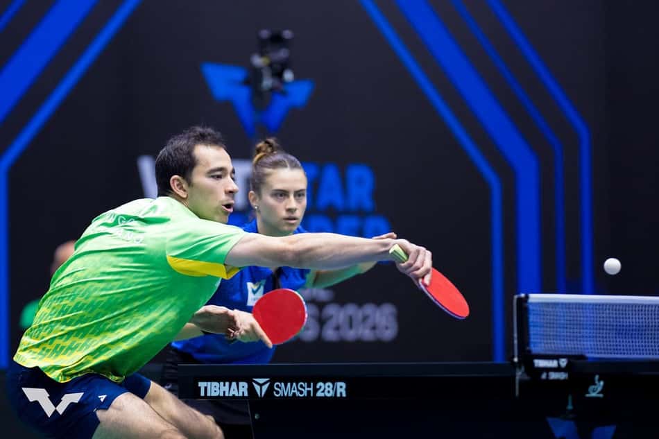 Hugo Calderano e Bruna Takahashi durante partida do WTT Star Contender em São José dos Campos