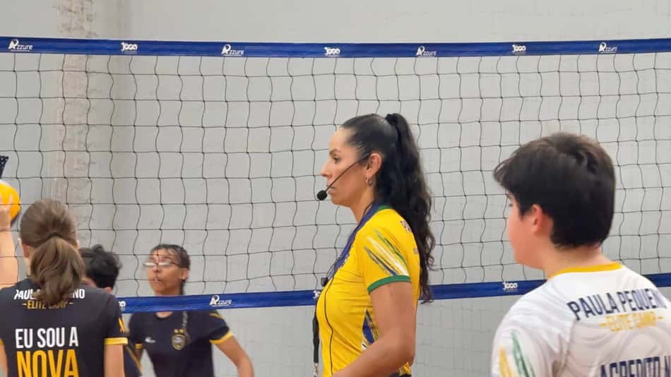 Paula Pequeno passa instruções em treino do camp de vôlei 