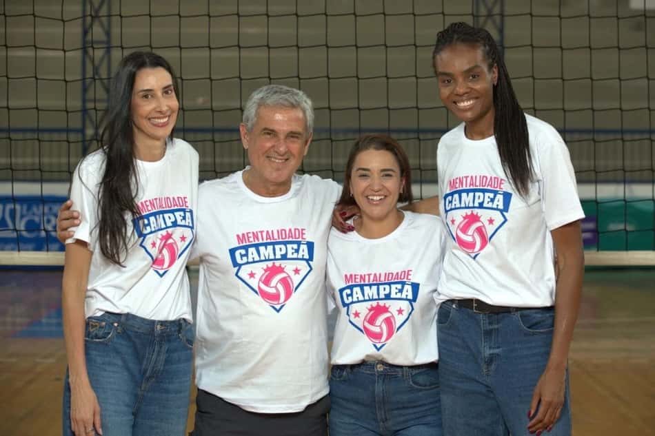 Criadores do projeto 'Mentalidade Campeã' se abraçam em foto de divulgação do camp de vôlei