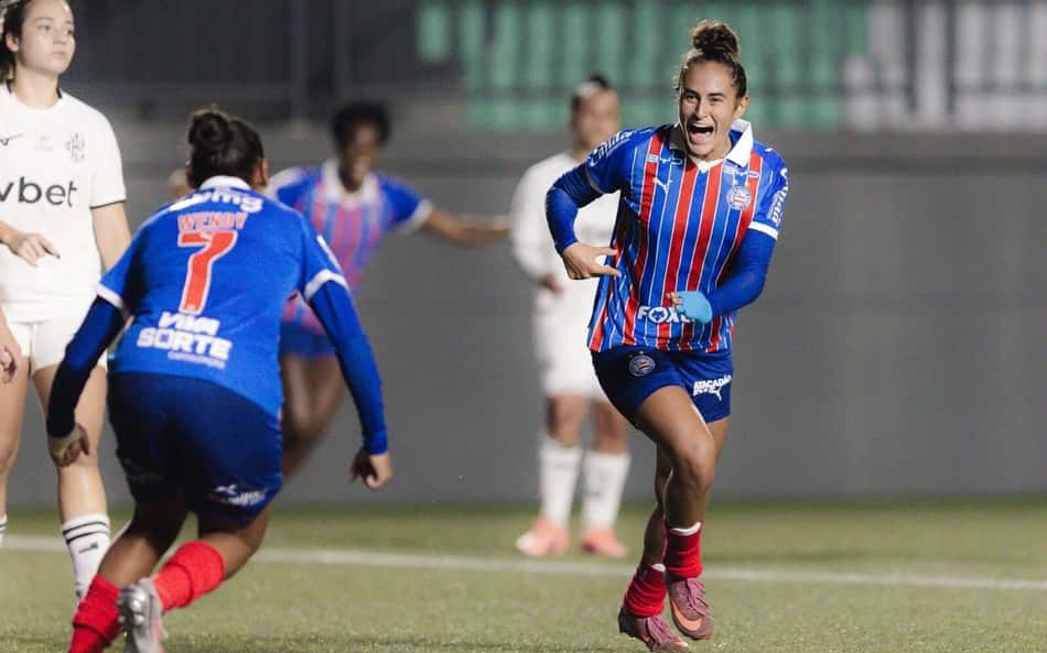 Carol Martins, com a camisa do Bahia, correndo após marcar gol