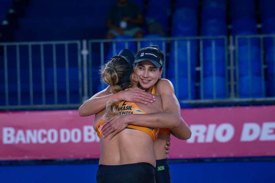 Carol Solberg, de frente, abraça Rebecca em partida de vôlei de praia na etapa de Copacabana do Elite 16
