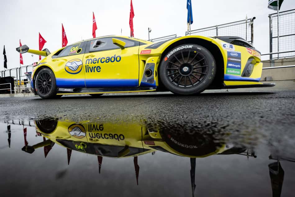 carro da Mercado Livre Racing com reflexo na água