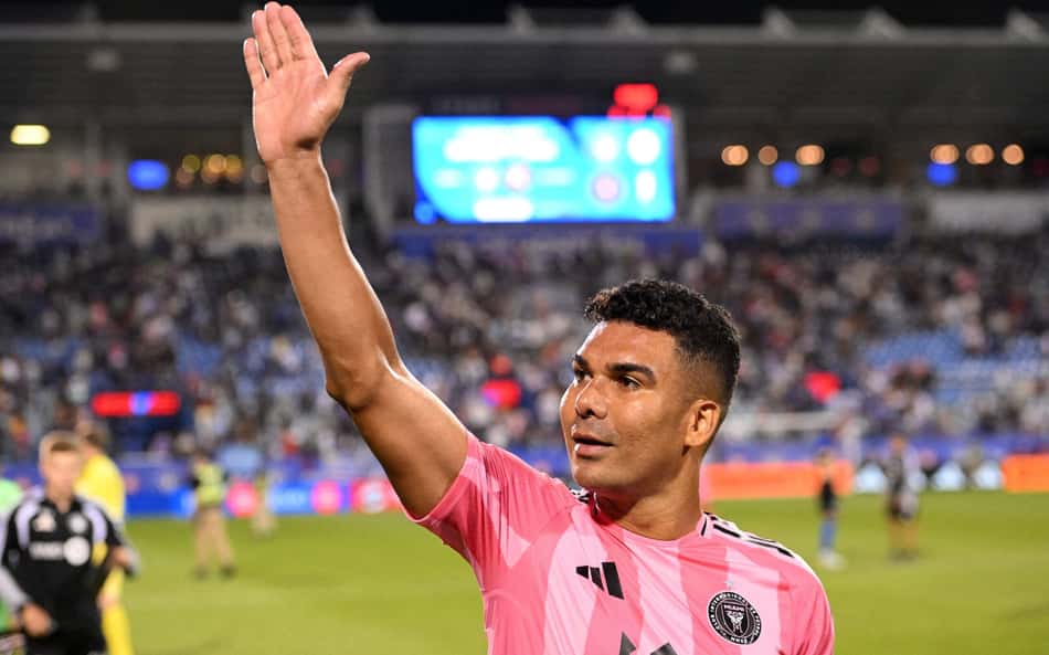 Casemiro, de perfil, acena para torcedores usando uniforme rosa do Inter Miami