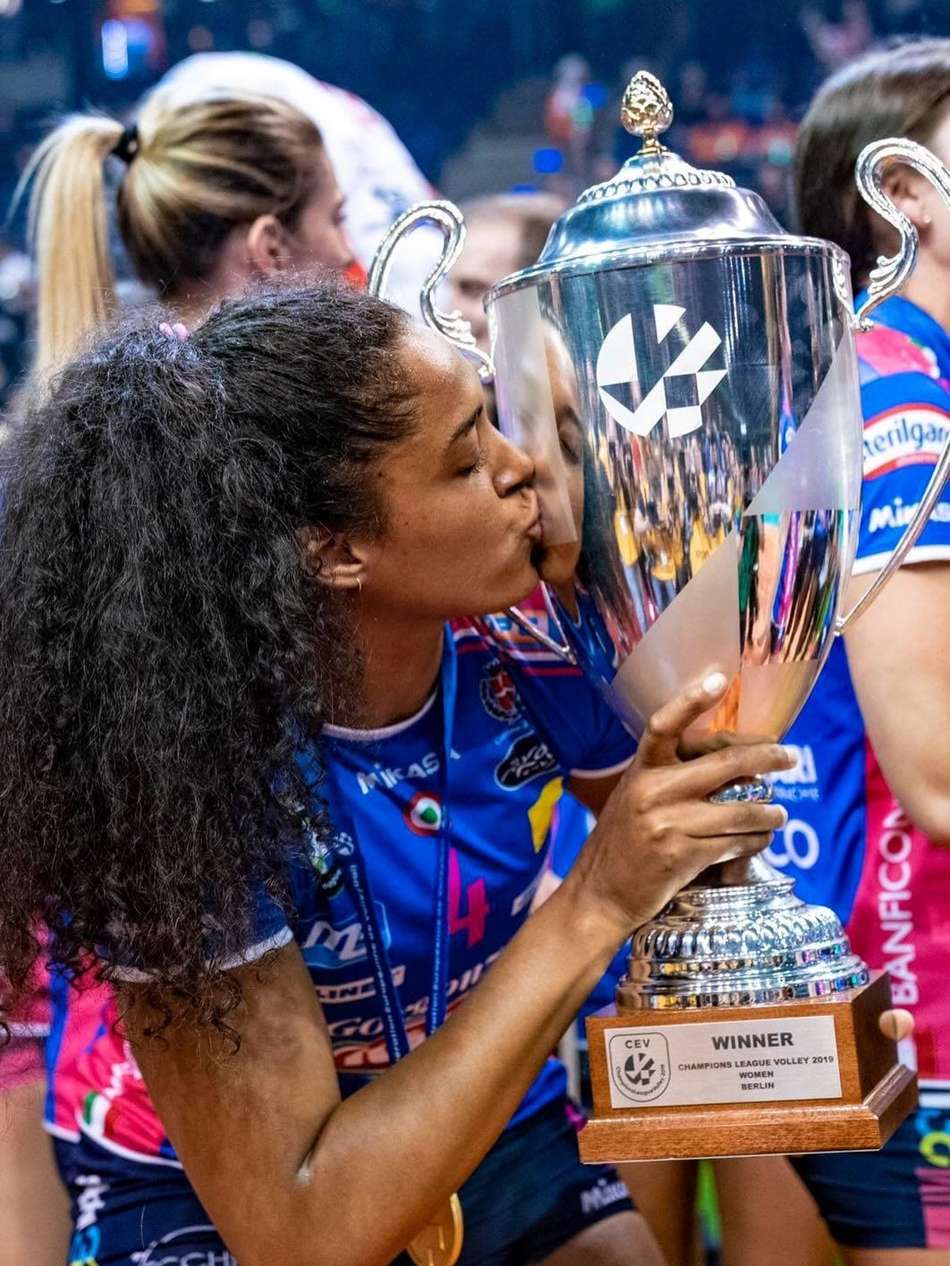 A holandesa Celeste Plak beija o troféu da Champions League de vôlei 2019