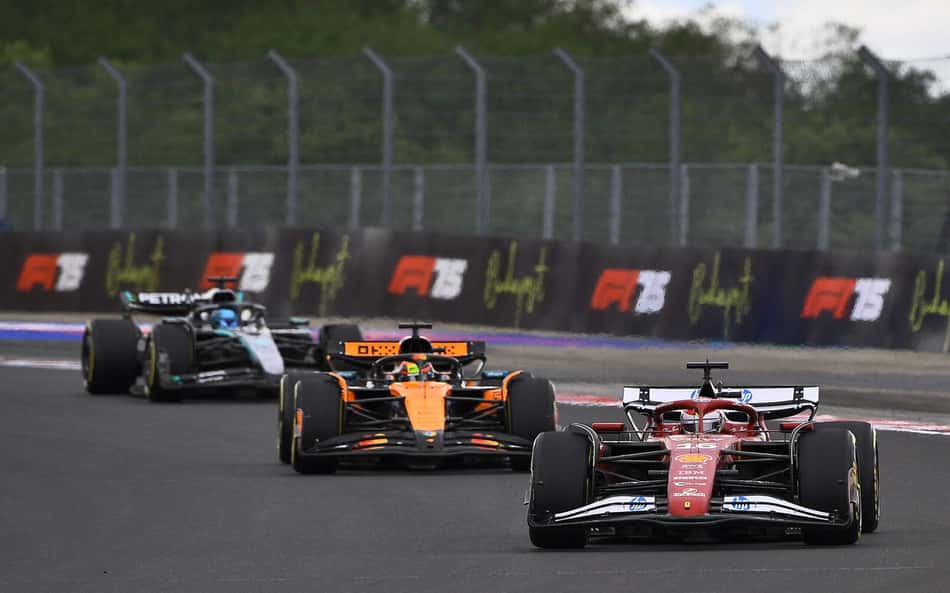 Charles Leclerc, da Ferrari, liderando a corrida no GP da Hungria pela F1 2025 (Foto: Ferenc ISZA / AFP)