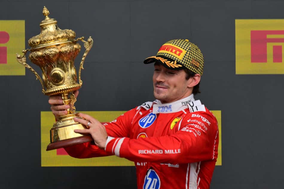 Charles Leclerc comemora vitória no GP da Inglaterra pela F1 2026