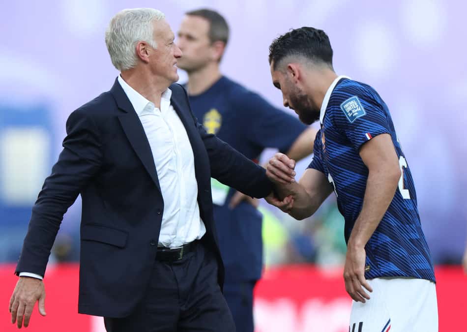 O técnico da França, Didier Deschamps, e o atacante francês Rayan Cherki (camisa 24) reagem ao final da partida da segunda fase da Copa do Mundo de 2026 entre França e Suécia.