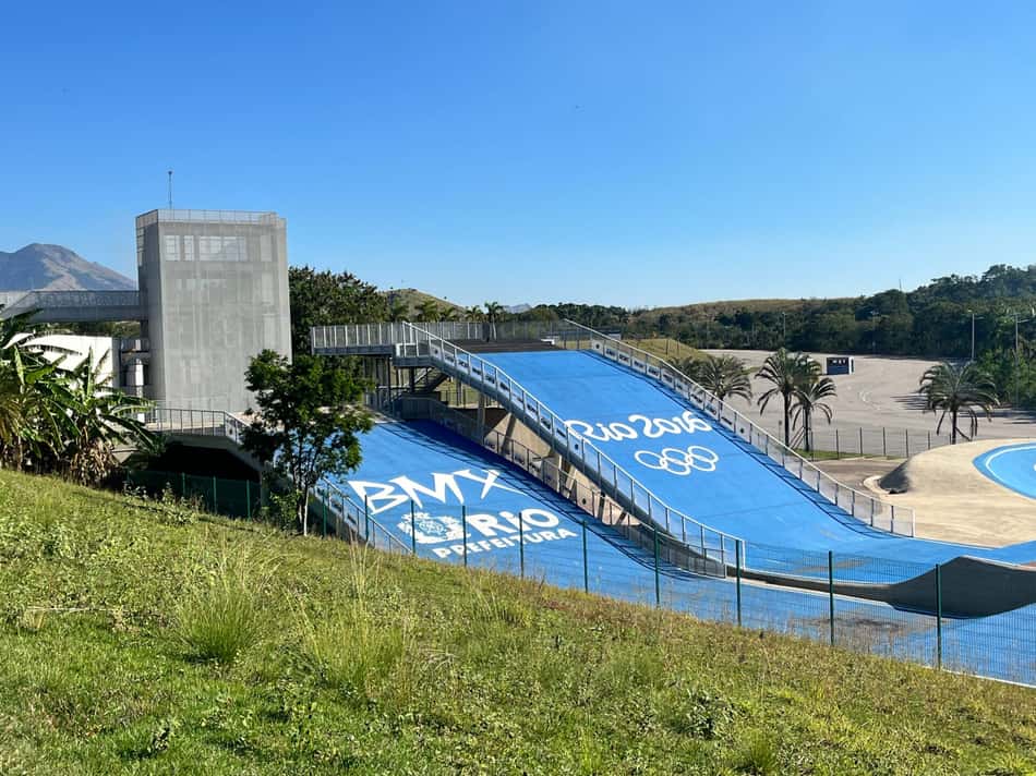 Em azul, pista do ciclismo BMX no Parque Radical de Deodoro, usada nas Olimpíadas do Rio 2016