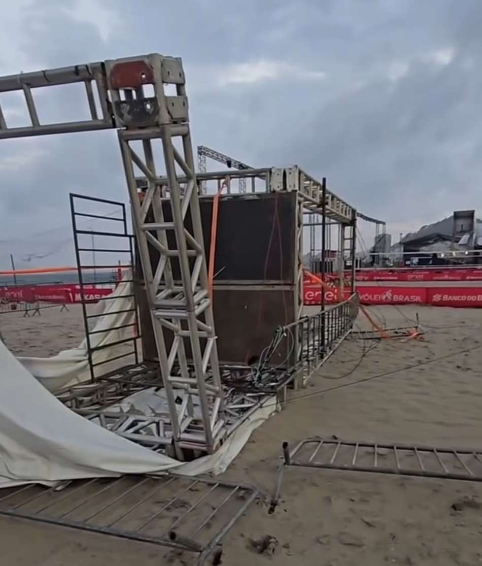 Estrutura danificada na arena montada na Praia de Copacabana, no Rio de Janeiro, para a etapa Elite do Circuito Mundial de vôlei de praia