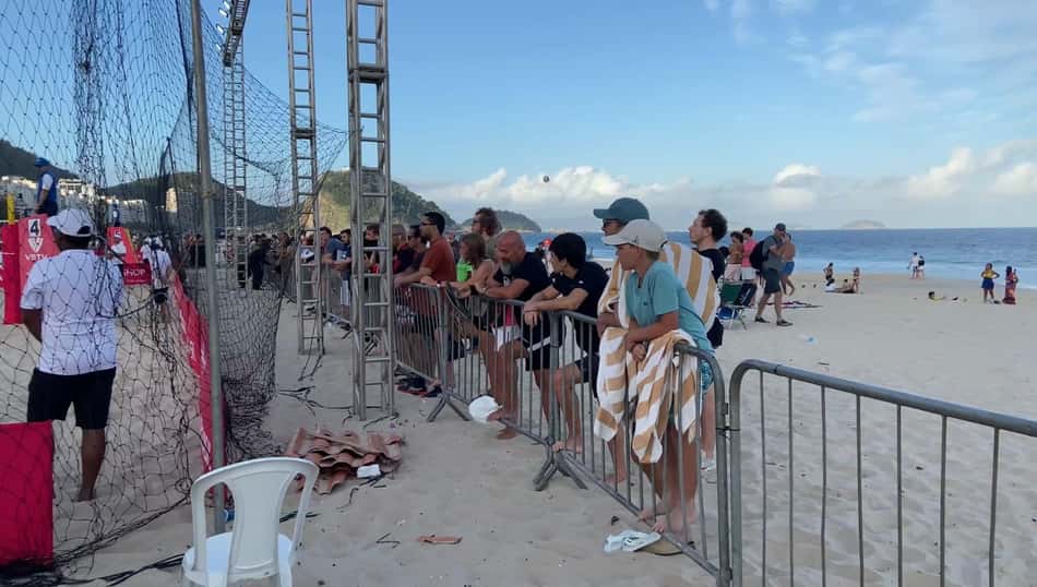 Torcedores e banhistas se debruçam sobre a grade que divide a Praia da Copacabana da arena montada para a etapa do Rio de Janeiro do Circuito Mundial de vôlei de praia