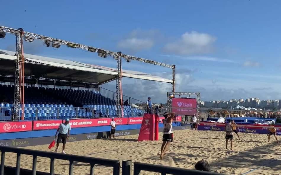 Sem presença da torcida nas arquibancadas, jogo da etapa do Rio de Janeiro do Circuito Mundial de vôlei de praia é disputado na Praia de Copabana