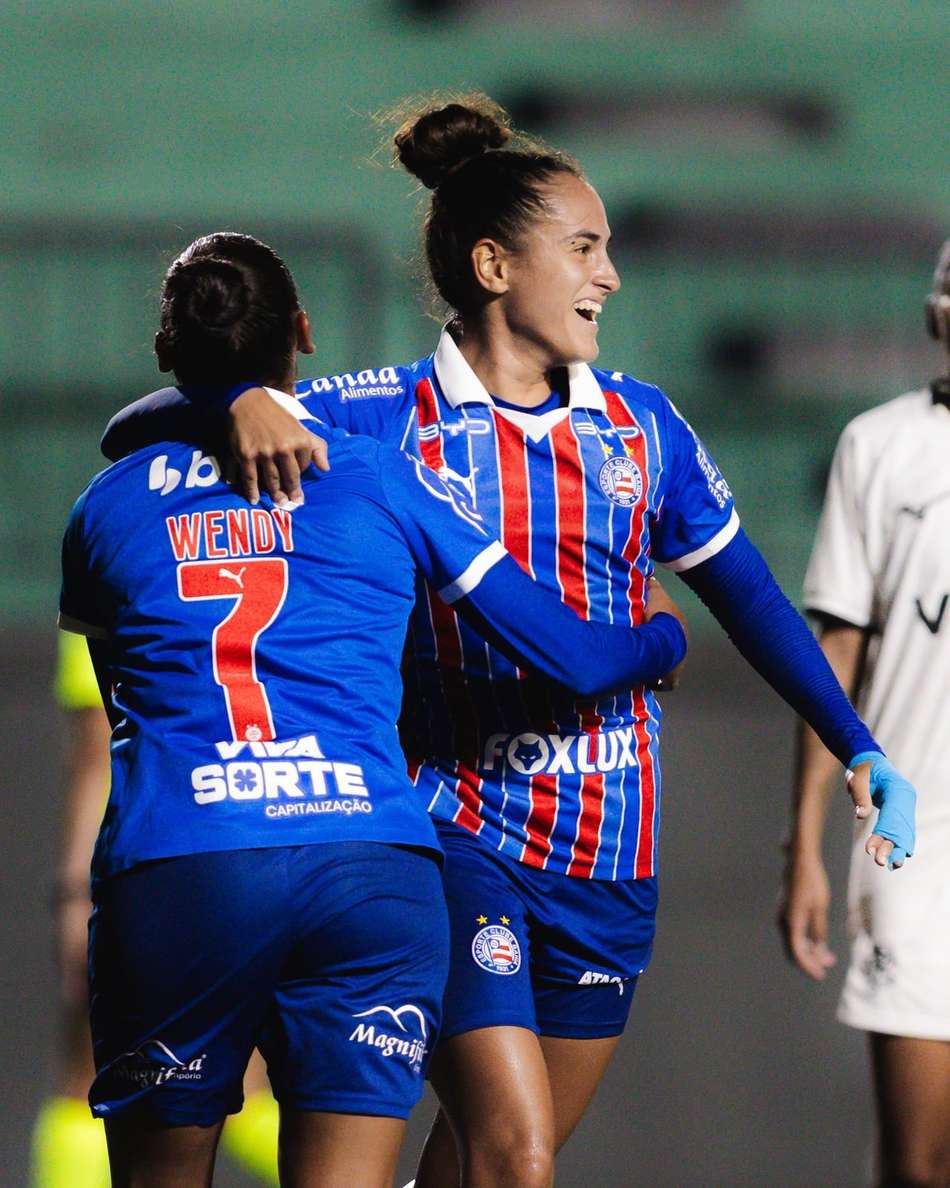 Wendy, de costas, abraça Carol Martins de coque após gol marcado