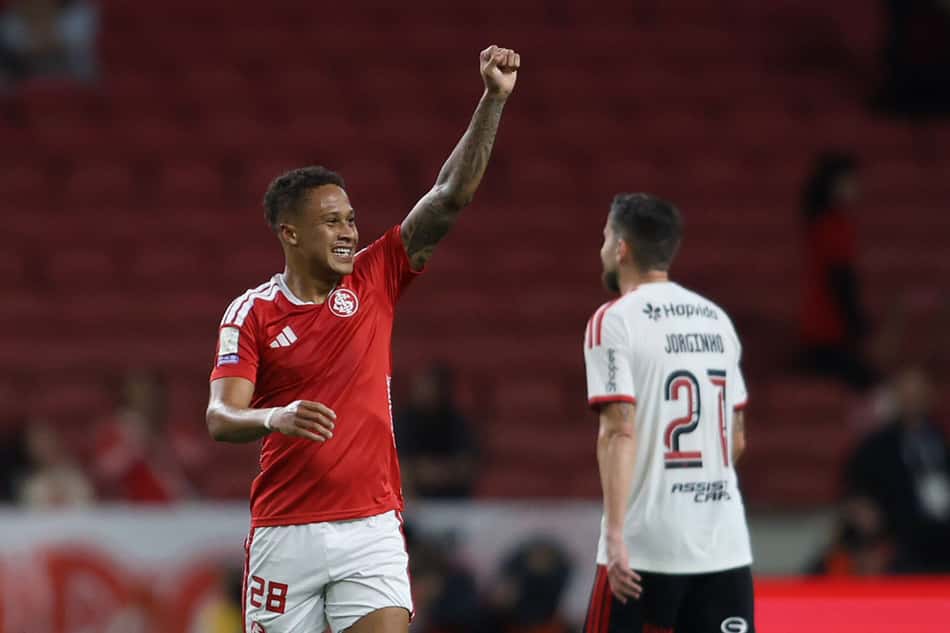 Jogador do Internacional comemora gol contra o Flamengo