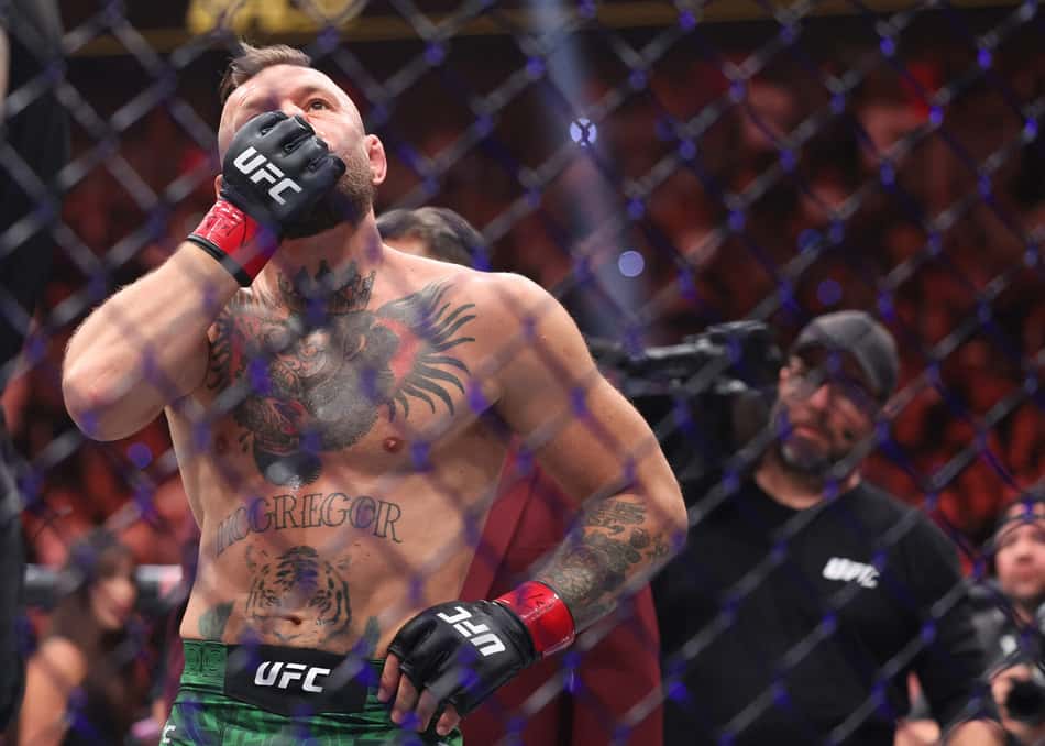 Conor McGregor dentro do octógono, em luta contra Max Holloway no UFC 329
