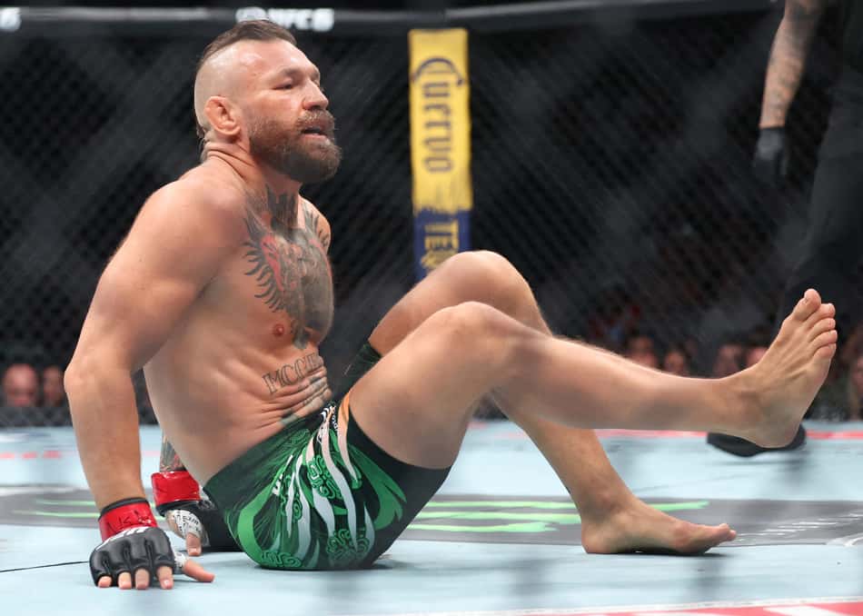 Conor McGregor dentro do octógono, em luta contra Max Holloway no UFC 329