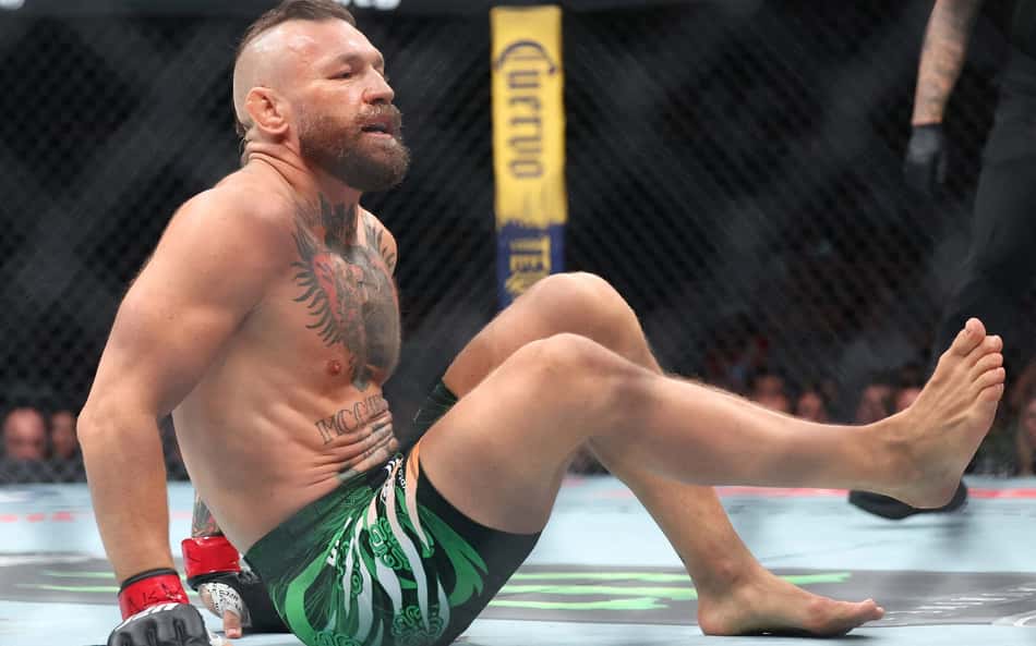 Conor McGregor dentro do octógono, em luta contra Max Holloway no UFC 329