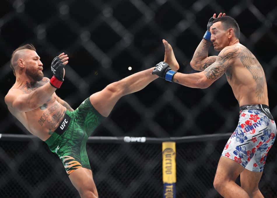 Conor McGregor dentro do octógono, em luta contra Max Holloway no UFC 329