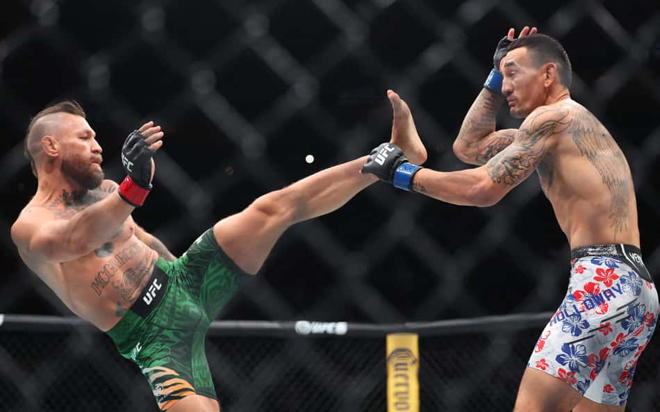 Conor McGregor dentro do octógono, em luta contra Max Holloway no UFC 329