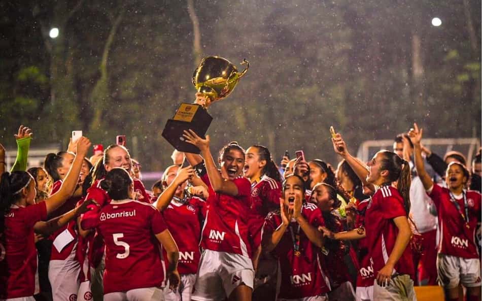 Gurias Coloradas erguem troféu de campeãs