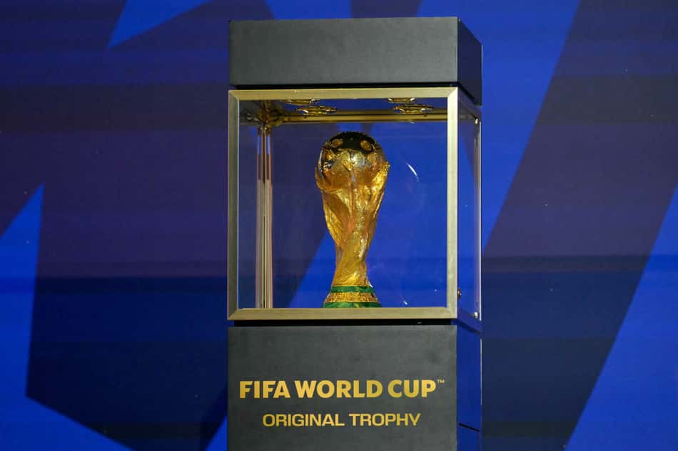 A taça da Copa do Mundo é exibida durante entrevista coletiva no Javits Center, em Nova York