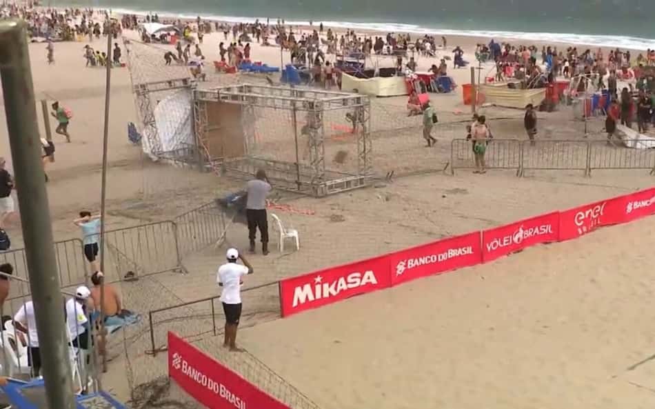Torre de transmissão caída na areia da Praia de Copacabana, no Rio de Janeiro, durante a etapa Elite do Circuito Mundial de vôlei de praia