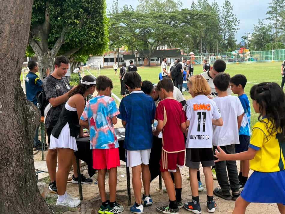 Crianças acompanham o treino do Santos na Venezuela. (Foto: Juliana Yamaoka/ Lance!)