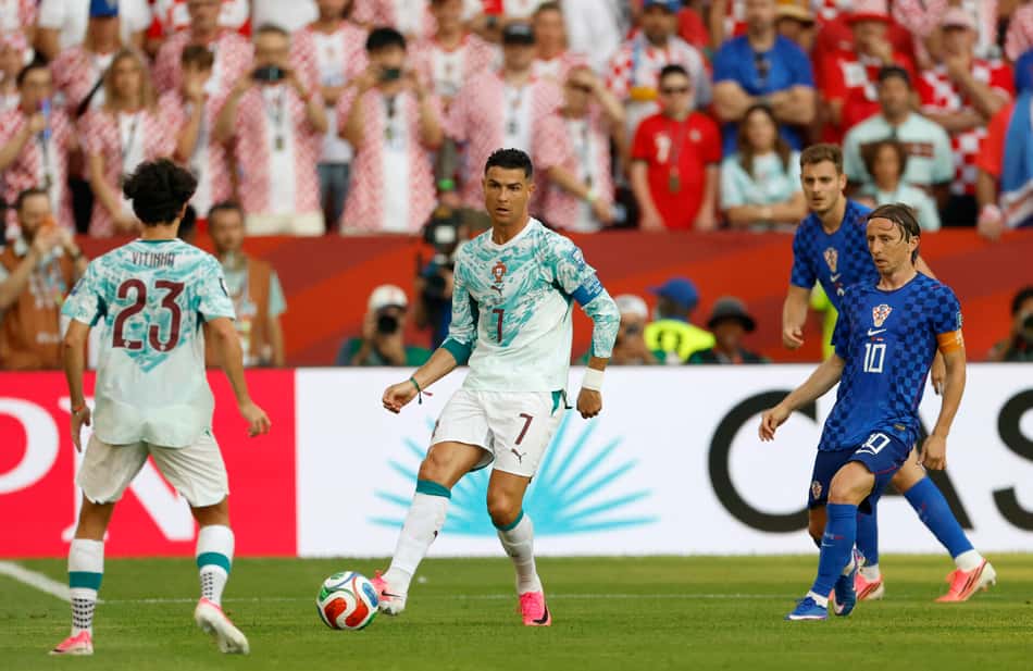 Cristiano Ronaldo tocando a bola