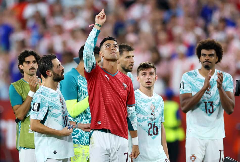 Cristiano Ronado aponta dedo para o céu, dedicando vitória e classificação a Diogo Jota.