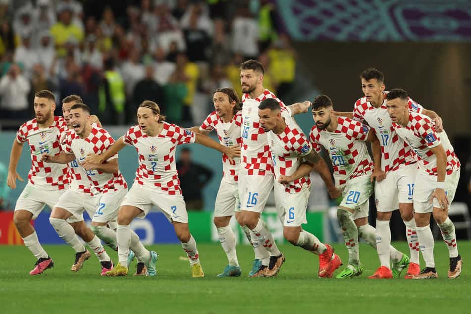 Jogadores da Croácia comemorando classificação sobre o Brasil, na Copa do Mundo do Catar, em 2022