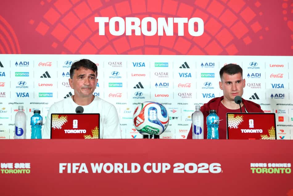 Zlatko Dalic, técnico da Croácia, e Dominik Livakovic, goleiro da Croácia, falam à imprensa durante uma coletiva de imprensa.