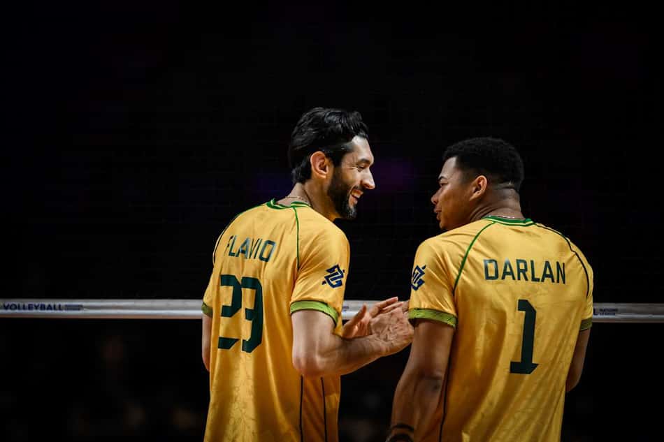 Flávio, camisa 23, e Darlan, número 1, se olham e conversam na rede em jogo do Brasil pela VNL 2026