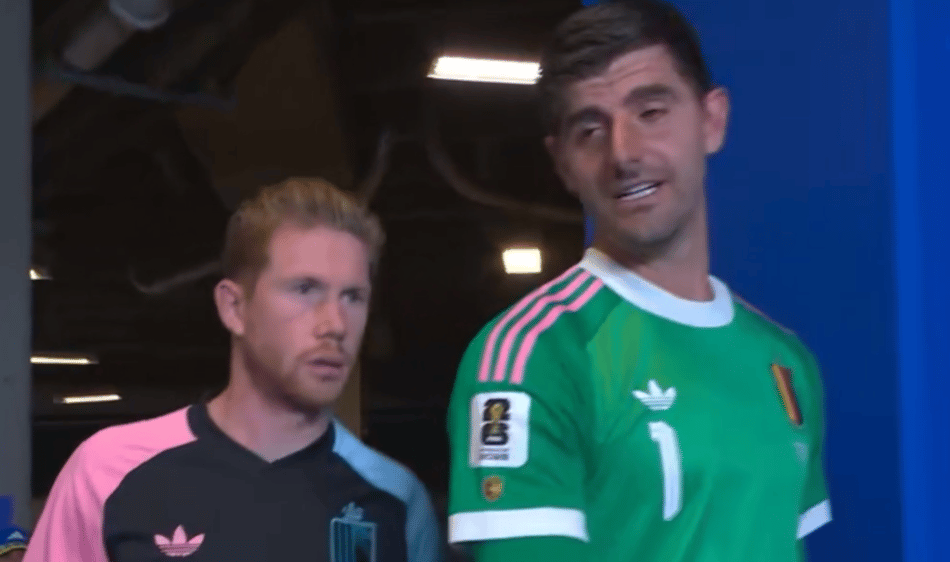 De Bruyne e Courtois em jogo da Bélgica