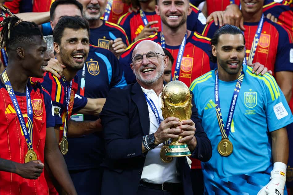 Técnico da Espanha ergue a taça da Copa do Mundo.