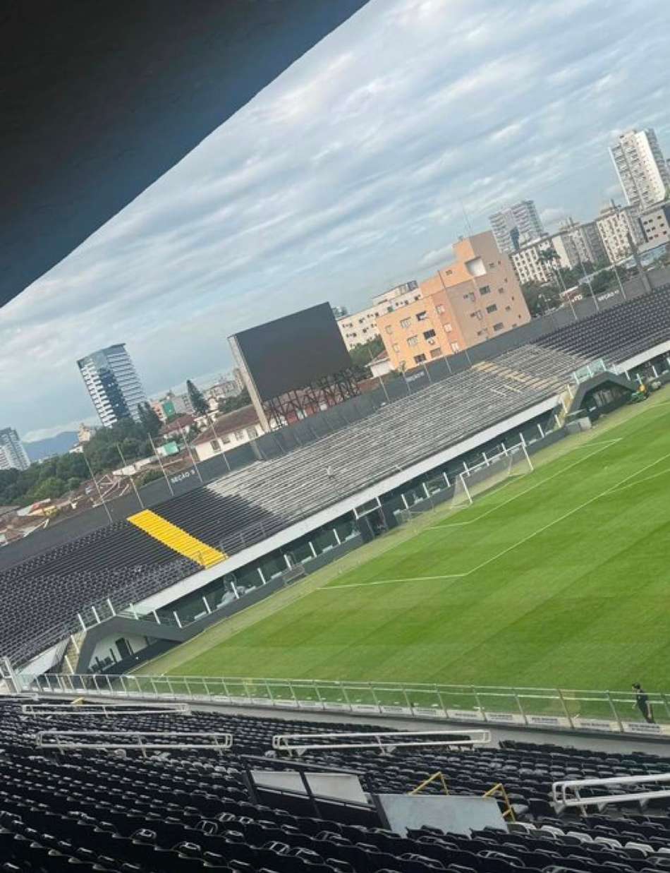 Vila Belmiro passa por reformas na arquibancada Cosmo Damião. (Foto: De Olho no Peixe)
