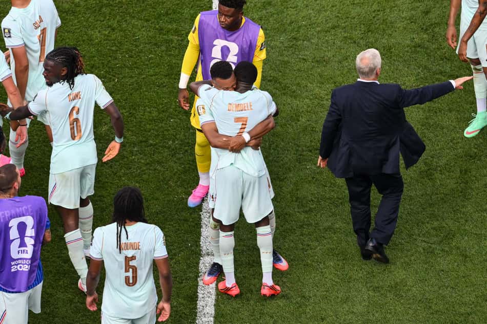 O atacante francês número 10, Kylian Mbappé, abraça o atacante francês número 7, Ousmane Dembélé, após Dembélé marcar o segundo gol de sua equipe durante a partida das quartas de final da Copa do Mundo de 2026 entre França e Marrocos, no Estádio de Boston, em Foxborough