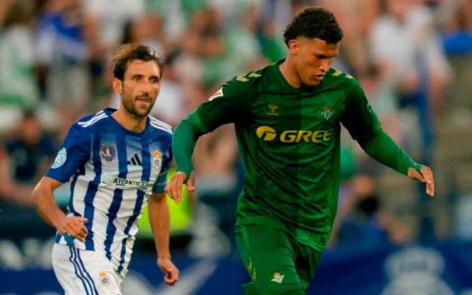 Nelson Deossa em campo pelo Real Bétis no amistoso contra o Real Oviedo