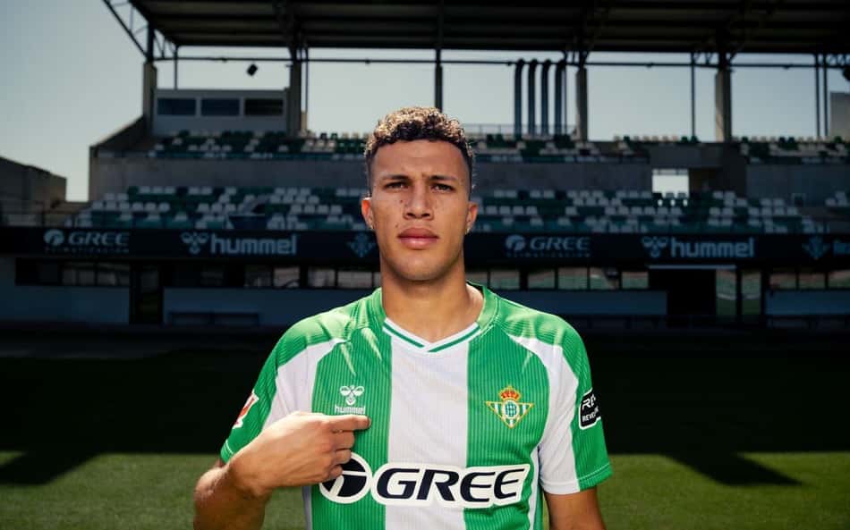 Nelson Deossa posa para foto em apresentação no Real Betis