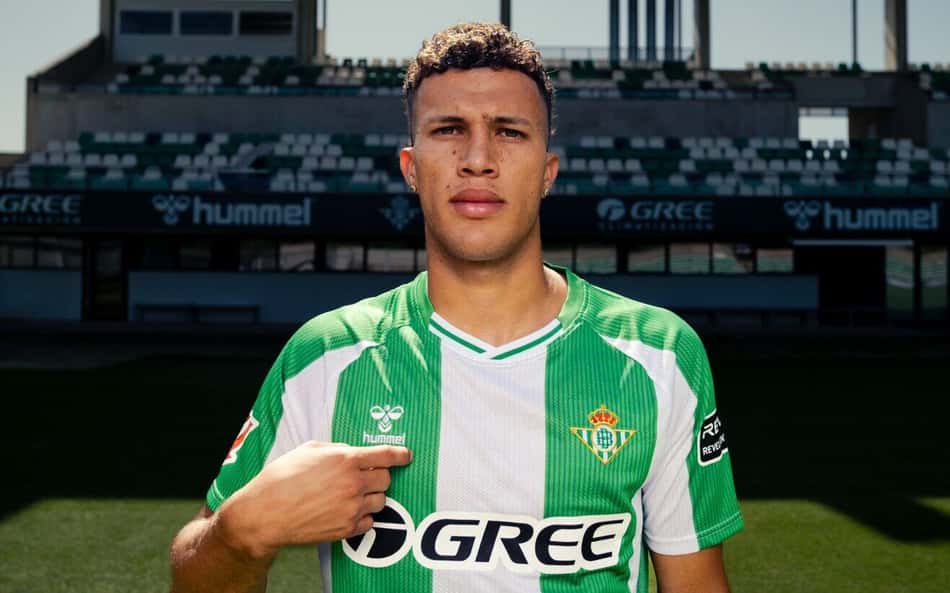 Nelson Deossa posa para foto em apresentação no Real Betis