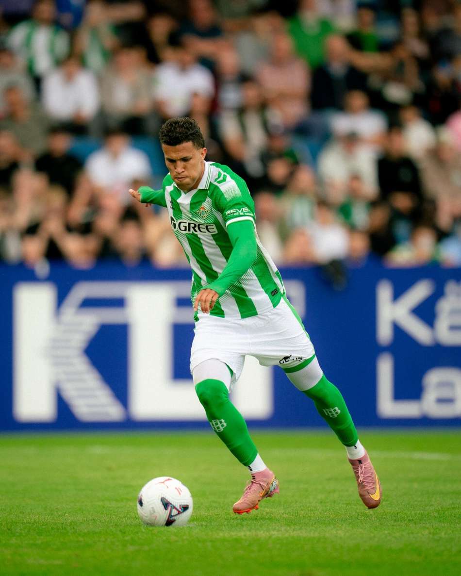 Deossa em ação pelo Real Betis chutando a bola