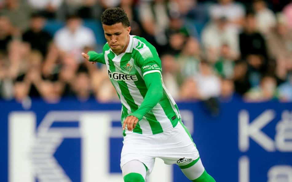 Deossa em ação pelo Real Betis chutando a bola