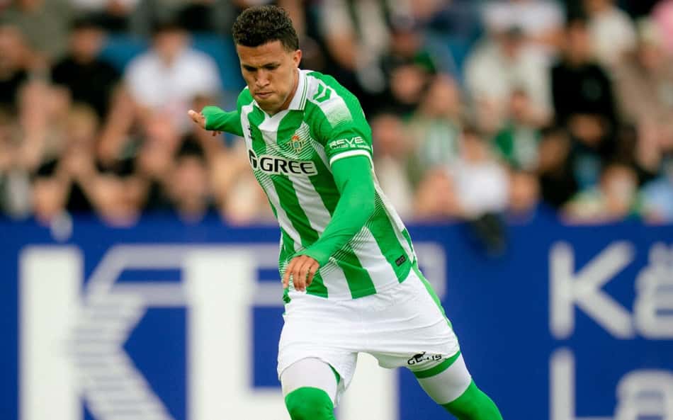 Perto do Vasco, Deossa marca pelo Betis, mas não comemora