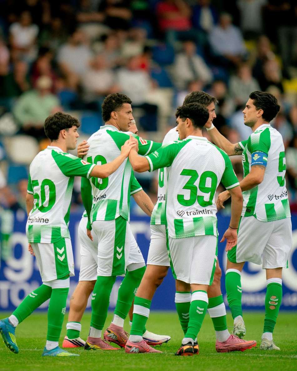 Deossa com companheiros após o gol marcado em amistoso pelo Real Bétis
