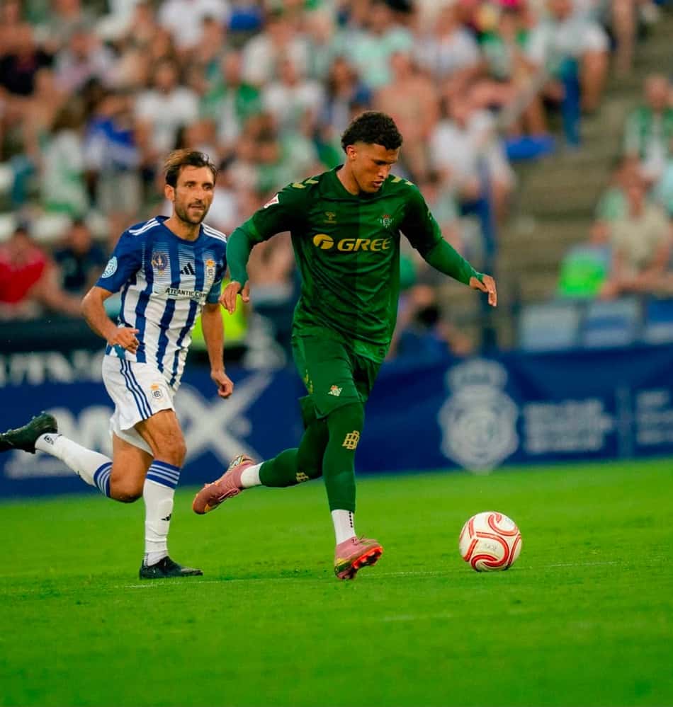 Nelson Deossa em campo pelo Real Bétis no amistoso contra o Real Oviedo