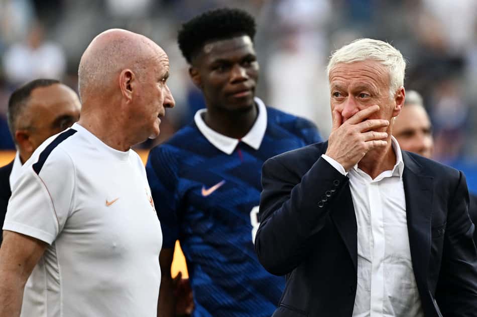 Didier Deschamps com a mão na boca