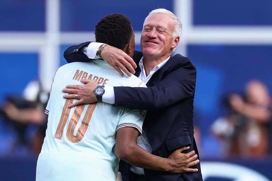 Deschamps sorri e abraça Mbappé durante jogo da Seleção da França